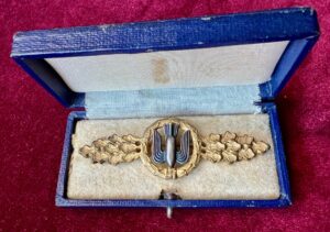 Luftwaffe Fighter Bomber Clasp in Gold (Frontflugspange für Kampfflieger) in case